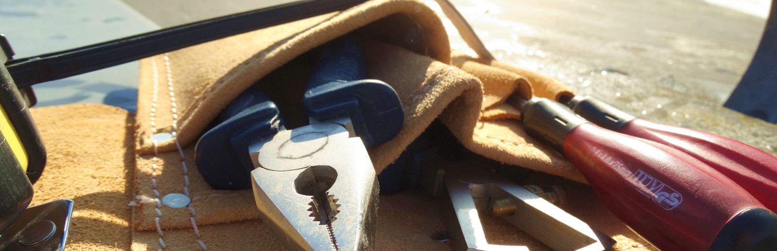 Werkzeugtasche auf einem Dach, auf dem eine PV-Anlage mit Unterstüzung von expert-Photovoltaik errichtet werden soll.